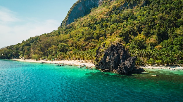 Belo mar turquois em El Nido, Filipinas