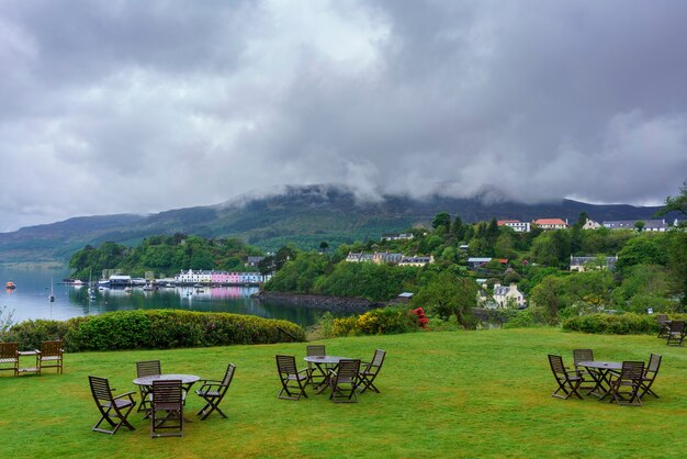 Belo marco do porto de Portree com reflexo, Ilha de Skye, Escócia