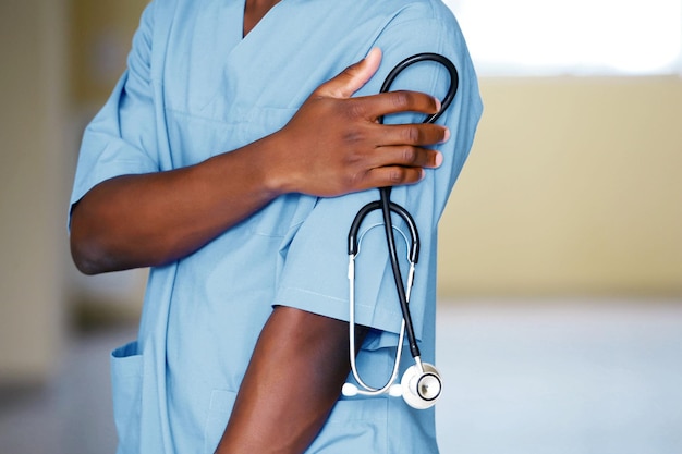Belo médico afro-americano com estetoscópio no hospital