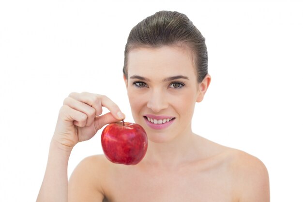 Foto belo modelo de cabelo marrom natural segurando uma maçã