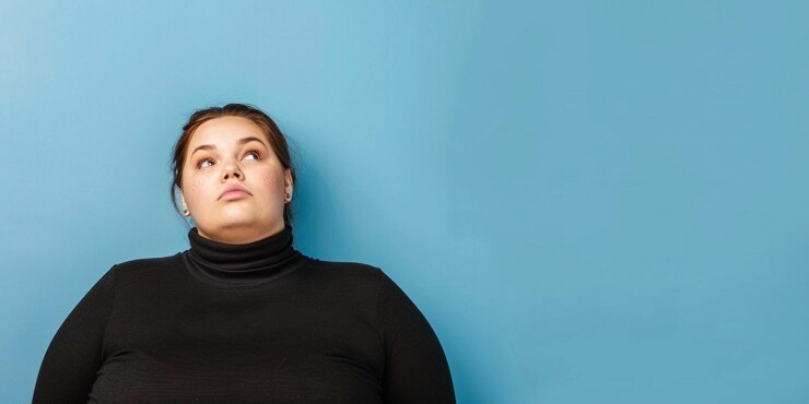 Foto belo modelo feminino de tamanho maior em um fundo isolado simples
