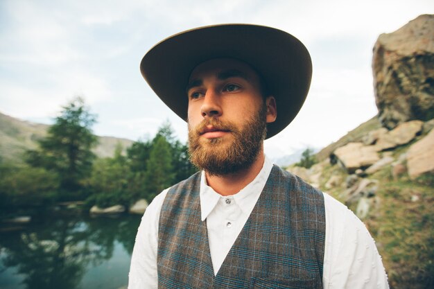 Belo modelo masculino hippie com barba e roupas da moda