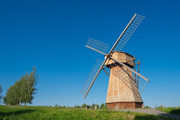 Belo moinho de vento étnico na paisagem rural