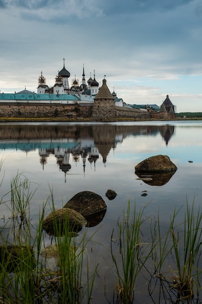 Belo mosteiro russo Solovki em dia de verão