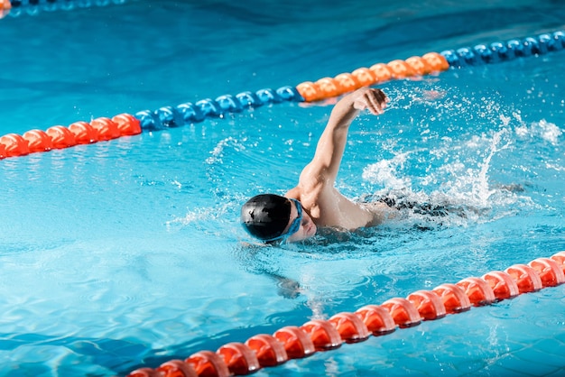 Foto belo nadador treinando na piscina