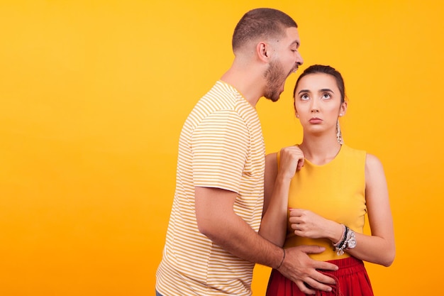 Foto belo namorado tentando comer sua linda namorada. casal romantico.