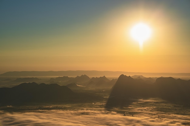 Belo nascer do sol com horizonte infinito no parque nacional de Phukradueang loei city tailândia O Parque Nacional de Phu Kradueng é um dos parques nacionais mais conhecidos da Tailândia