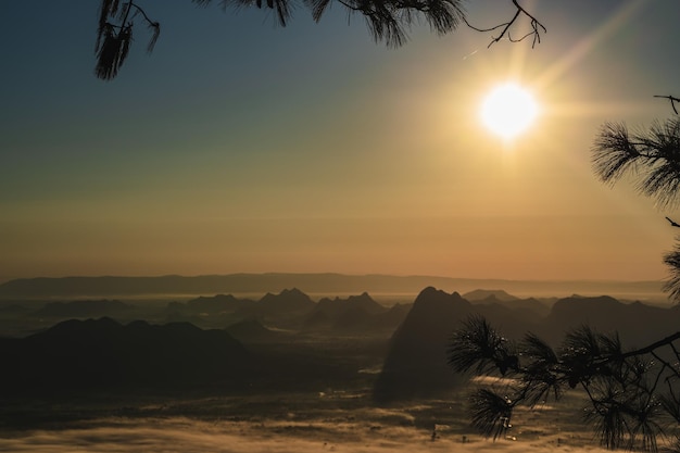 Belo nascer do sol com horizonte infinito no parque nacional de Phukradueang loei city tailândia O Parque Nacional de Phu Kradueng é um dos parques nacionais mais conhecidos da Tailândia