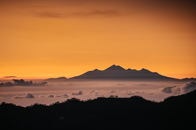 Belo nascer do sol do vulcão Batur Bali Indonésia