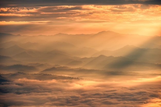 Belo nascer do sol dramático brilhando na montanha com neblina no vale no parque nacional