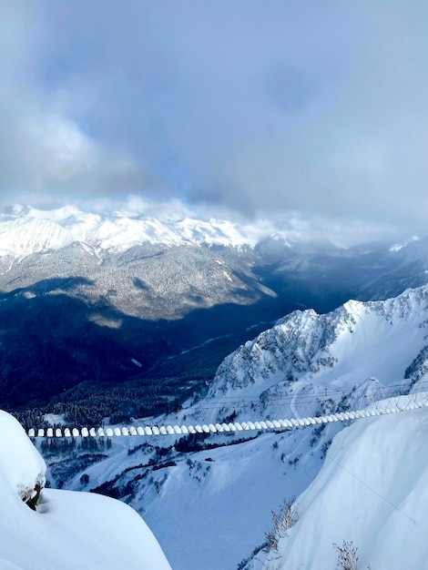 Belo nascer do sol e escadas nas montanhas cobertas de neve no inverno