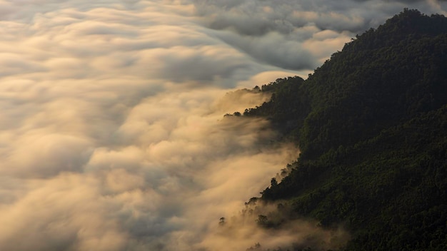 Belo nascer do sol e neblina acima das montanhas