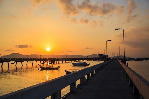 Belo nascer do sol e paisagens do concreto ponte Pier com barcos durante o nascer do sol verão viajar em Phuket