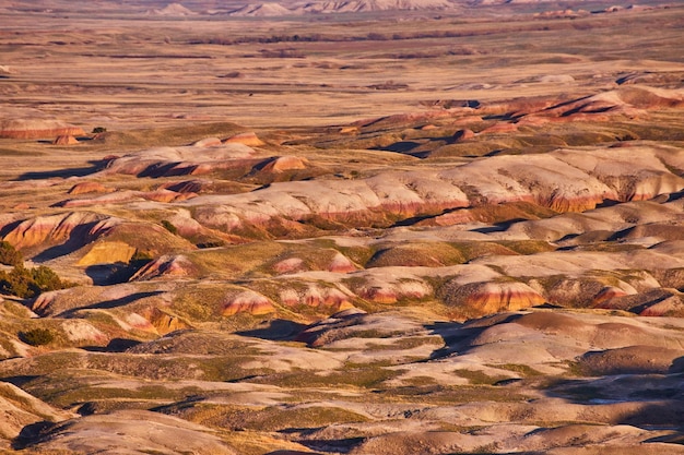 Belo nascer do sol e sombras enchem Badlands em South Dakota