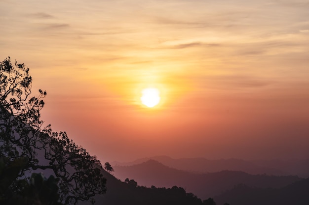 Foto belo nascer do sol em khao khao chang phueak mountiana montanha mais alta do parque nacional de thong pha phum é conhecida como khao chang phueak