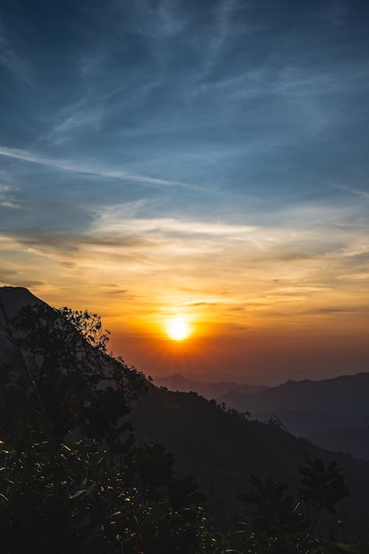 Foto belo nascer do sol em khao khao chang phueak mountiana montanha mais alta do parque nacional de thong pha phum é conhecida como khao chang phueak