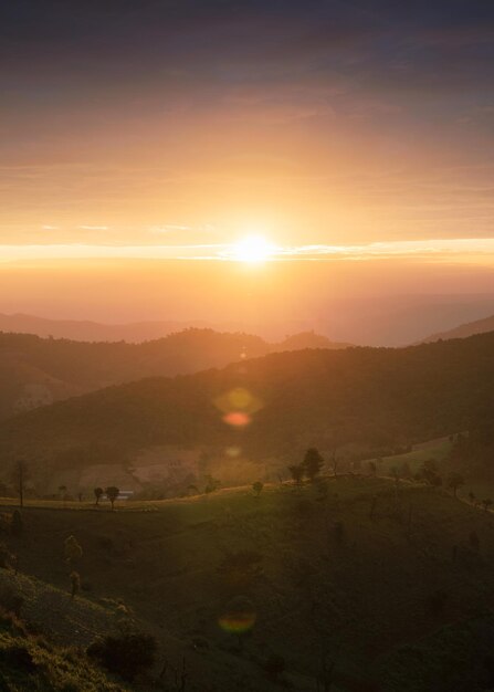 Belo nascer do sol na colina agrícola na zona rural de Doi Mae Tho, Chiang Mai