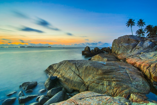 Belo nascer do sol na praia de bintan