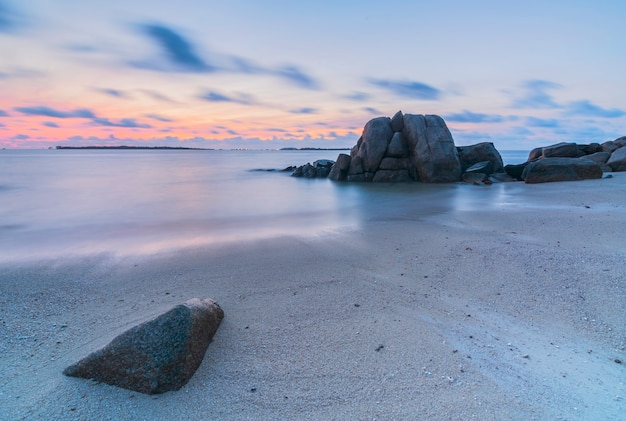 Belo nascer do sol na praia de Bintan