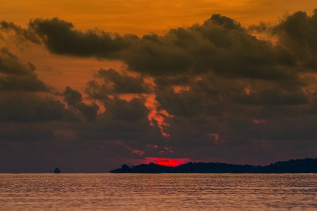 Foto belo nascer do sol na praia de maenam koh samui island thailand