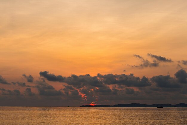 Foto belo nascer do sol na praia de maenam koh samui island thailand