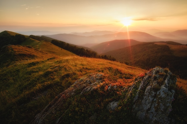 Belo nascer do sol nas montanhas dos Cárpatos