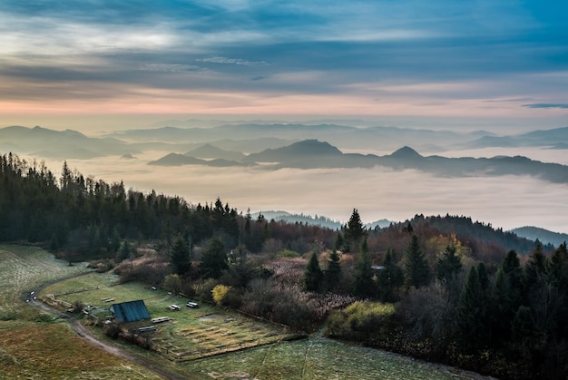 Belo nascer do sol nas montanhas Tatra no outono