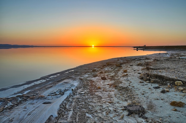 Belo nascer do sol no deserto de sal do lago chott el djerid sahara t