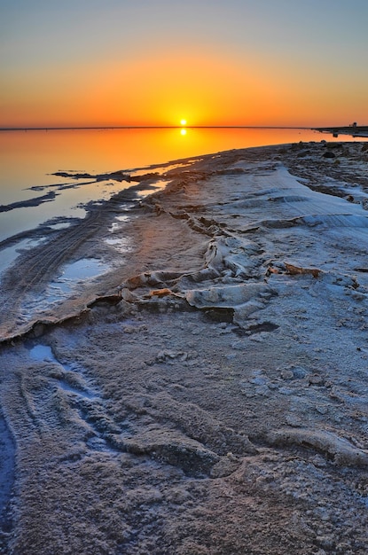 Belo nascer do sol no deserto de sal do lago Chott el Djerid Sahara T