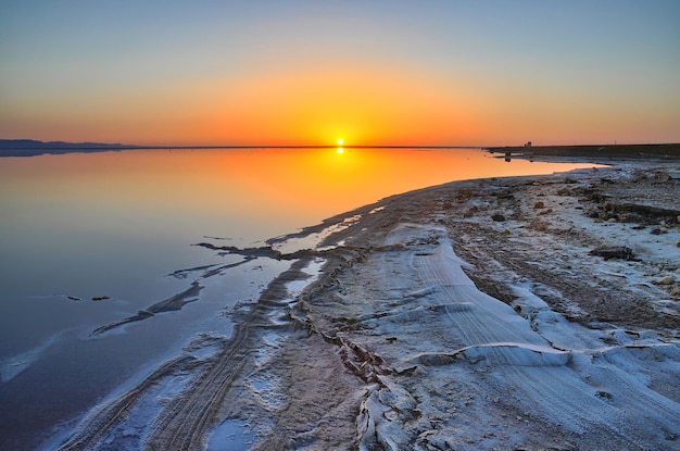 Belo nascer do sol no deserto de sal do lago Chott el Djerid Sahara T