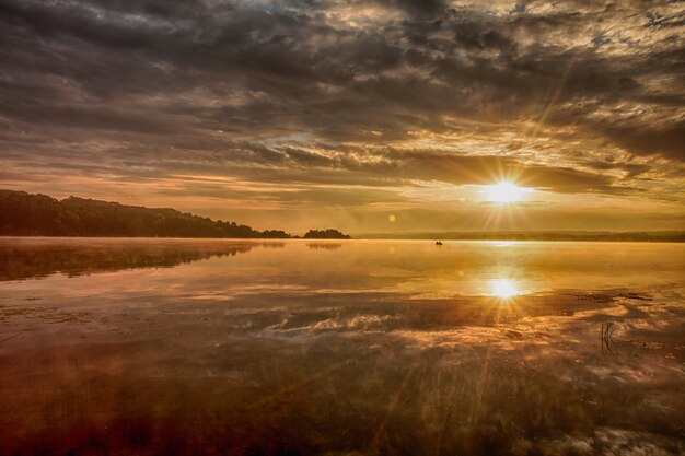 Belo nascer do sol no lago.