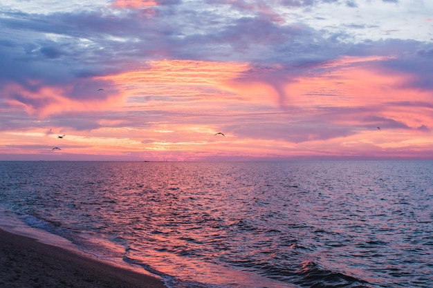 Belo nascer do sol no mar com nuvens