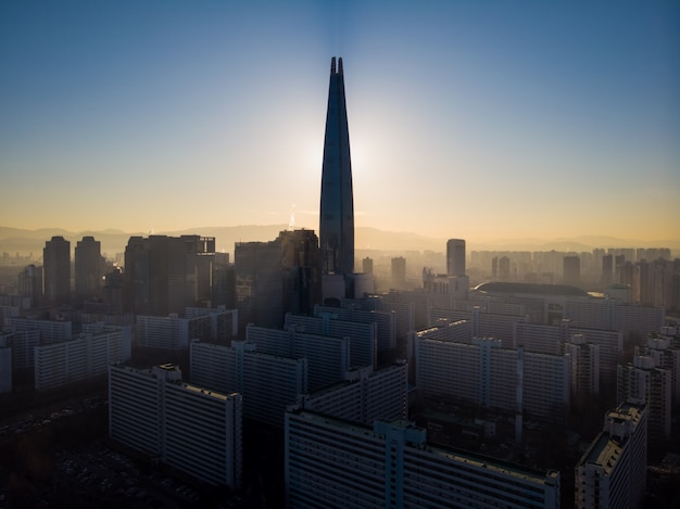 Belo nascer do sol por trás da Lotte Tower em Seul