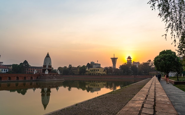 Belo nascer do sol sobre a lagoa Rani Pokhari em Kathmandu Nepal