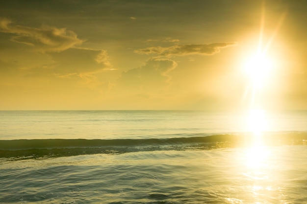 Belo nascer do sol sobre a praia tropical