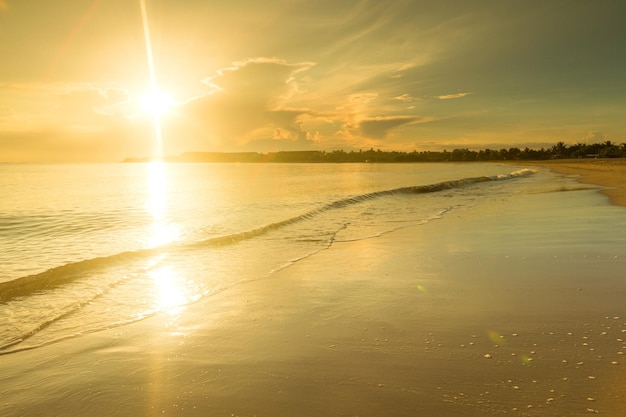 Belo nascer do sol sobre a praia tropical