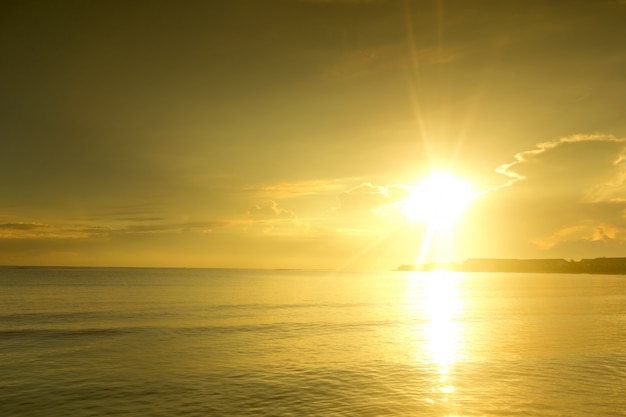 Foto belo nascer do sol sobre a praia tropical
