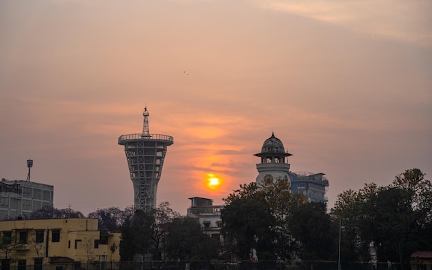 Belo nascer do sol sobre a torre do relógio em Kathmandu Nepal