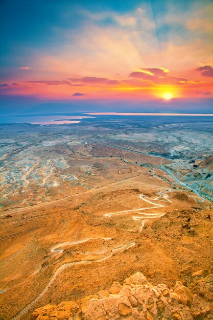 Belo nascer do sol sobre Masada, no deserto da Judéia.