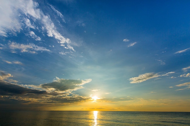 belo nascer do sol sobre praia tropical e mar na tailândia