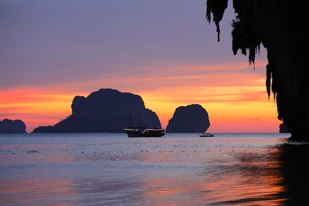 Belo nascer ou pôr do sol na praia de Railey em Krabi Tailândia