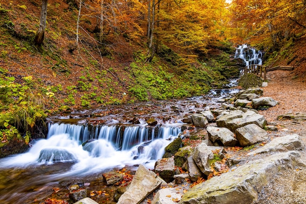 Belo navio de cachoeira na floresta de outono das montanhas dos Cárpatos