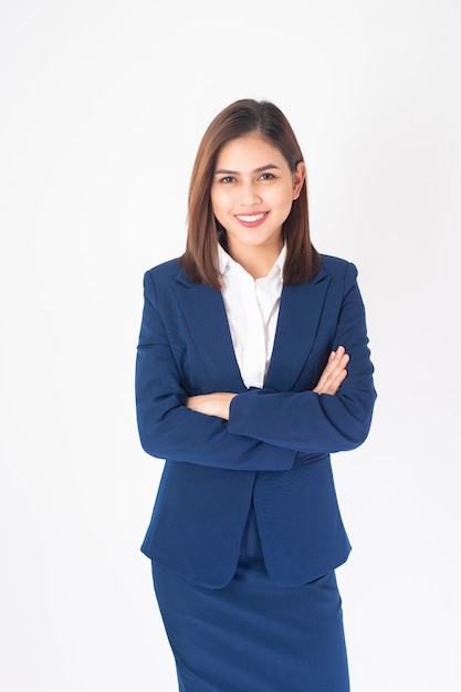 Belo negócio mulher de terno azul está sorrindo em fundo branco