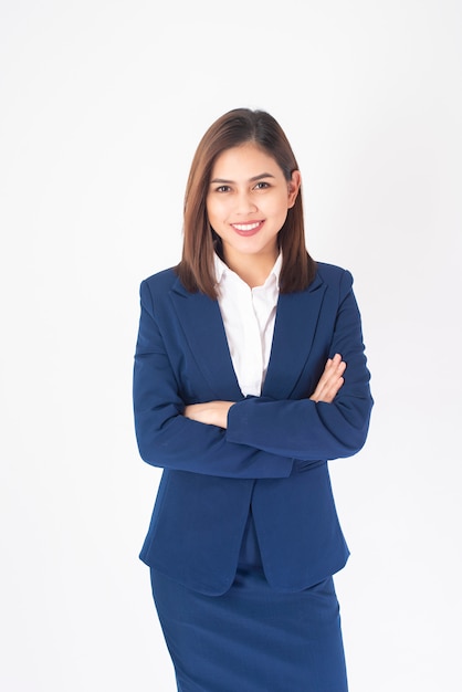 Belo negócio mulher de terno azul está sorrindo em fundo branco