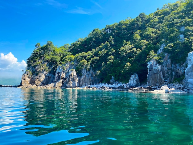 Belo oceano paisagem de verão mar azul verde água e ilha de rocha