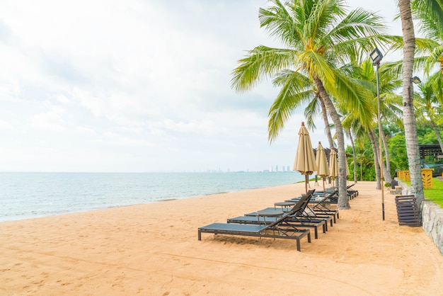 Belo oceano tropical ou mar e praia de areia