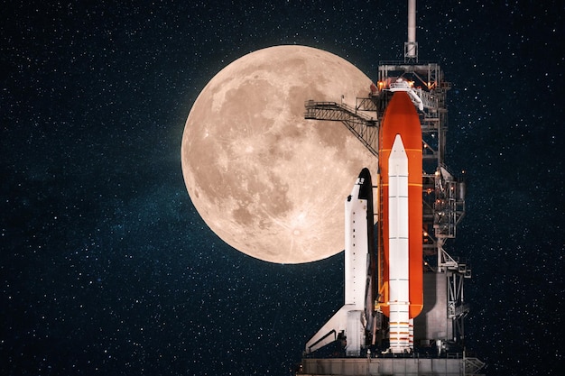 Belo ônibus espacial se prepara para o lançamento contra o pano de fundo de uma incrível lua cheia no céu estrelado Conceito de missão espacial