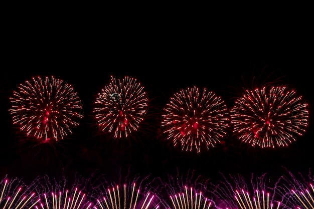 Belo padrão abstrato com fogos de artifício de saudação em fundo escuro