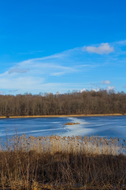 Belo padrão de gelo em um lago de inverno.