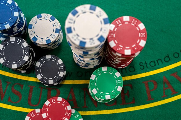 Belo padrão de pôquer de cima em uma nova mesa de pôquer espaçosa verde. conceito de jogo de pôquer. conceito de excitação
